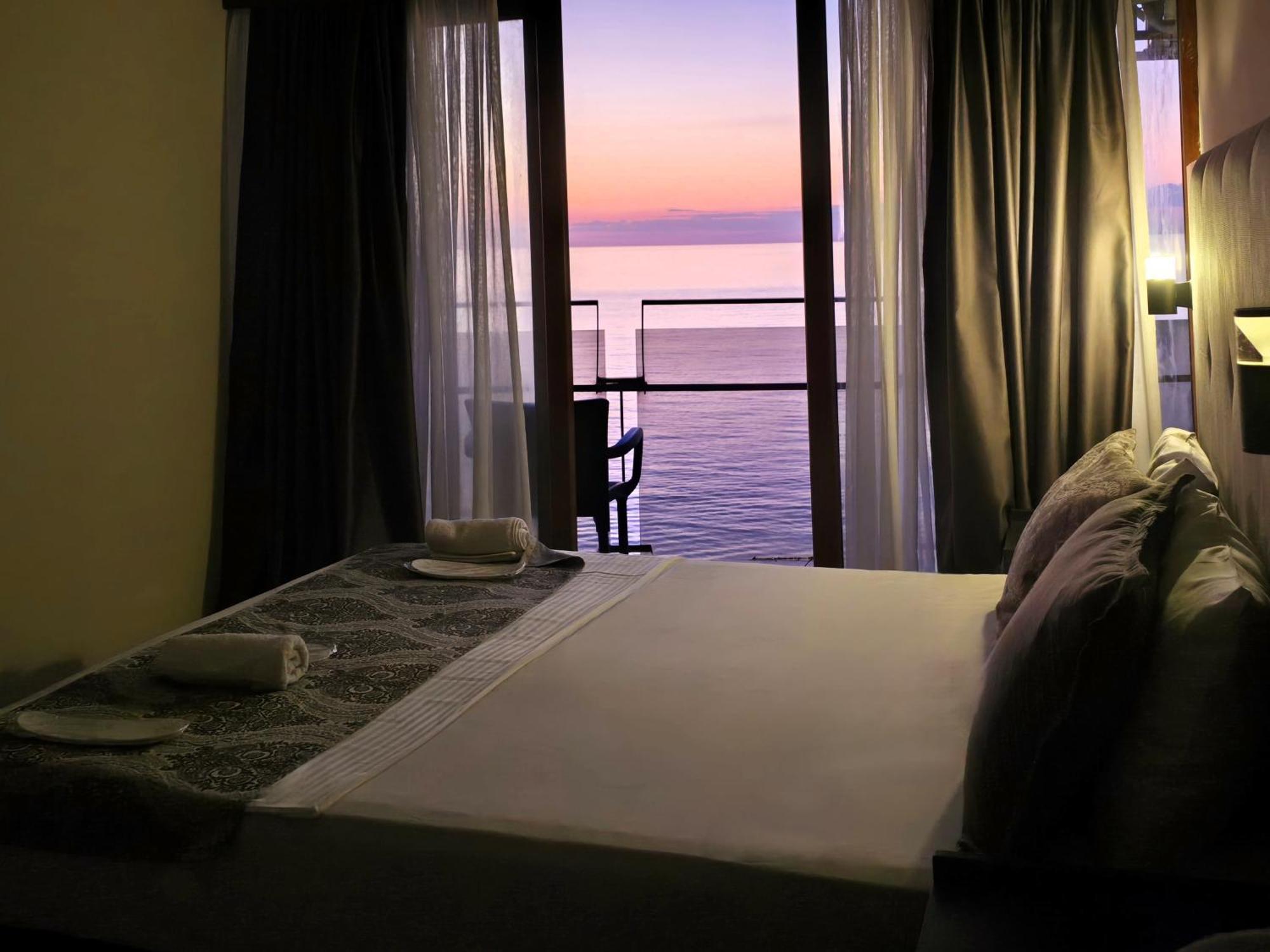 Ashtal Beach Hotel Batumi Exterior foto